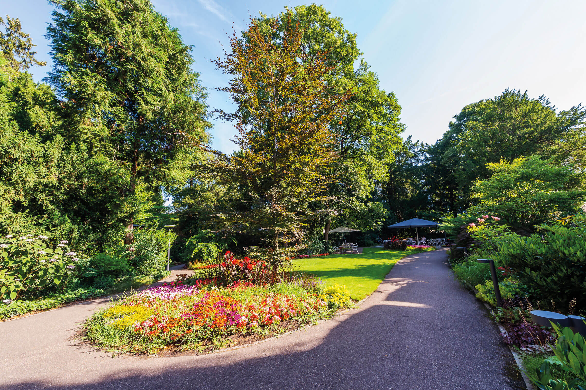 Ein Bild vom schönen Innenhof und Garten im Adullam Spital & Pflegezentrum in Basel