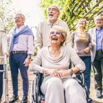 Gehilfen oder ein Rollstuhl können helfen auch im Alter wieder mit Freude mobil zu sein.