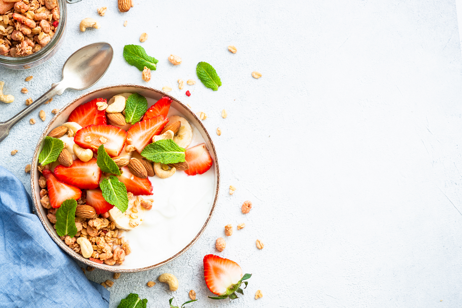 Obstsalat mit Joghurt ist eine einfache Möglichkeit, Obst in unseren Speiseplan einzuklinken. 