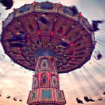 Ein Karussell das sich dreht. So kann man sich fühlen, wenn man von Schwindel geplagt ist.