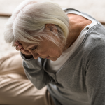 Schwindel kann zu stürzen führen, wie das bei dieser älteren Frau der Fall ist.