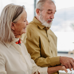 Älteres Paar am Klavier