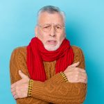 Älterer Mann friert im Winter