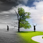 Ein glücklicher Mensch mit einem grünen Baum steht einem traurigen Menschen mit kargem Baum gegenüber