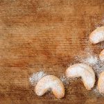 Vanillekipferl auf Holz