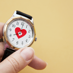 Eine Uhr mit einem Herz als Schweizer Flagge