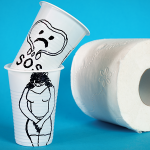 Eine Rolle Toilettenpapier hinter einer Skizze von einer Person, die aufs WC muss.
