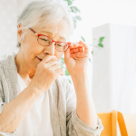 Ältere Dame mit laufender Nase.