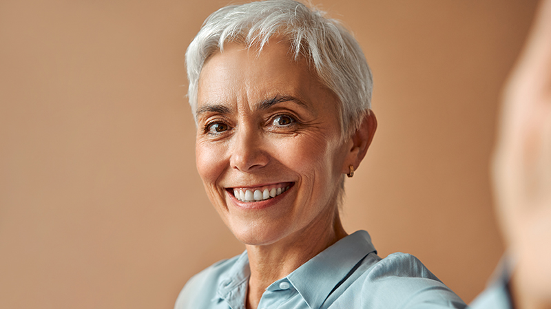 Lächelnde Frau mit grauen Haaren
