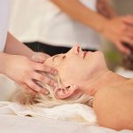 Älteres Ehepaar wird massiert und entspannt sich