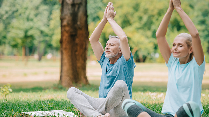 Yoga im Alter: Ein Weg zur inneren und äusseren Schönheit