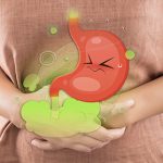 Frau leidet an Blähungen