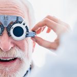 Bei älterem Mann werden die Augen ausgemessen.