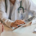 Ärztin klärt Patientin auf