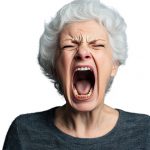 Ältere Frau schreit weil sie gestresst ist.