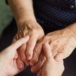 Berührung im Alter - sich berührende Hände