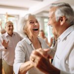 Lachende ältere Menschen beim Tanzen