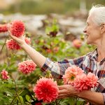Frau im Garten mit Blumen