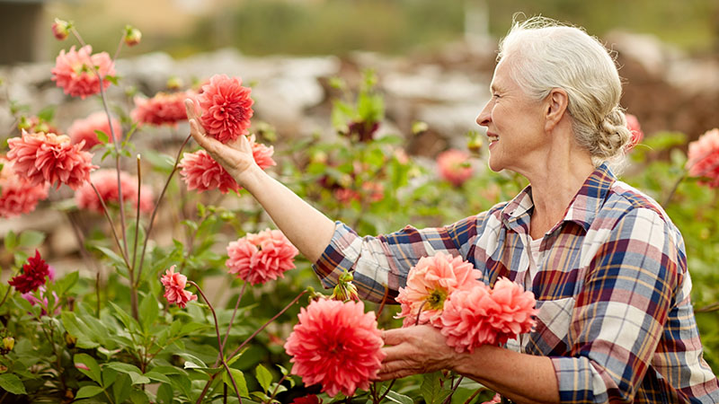 Frau im Garten mit Blumen