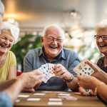 Lachende Gruppe beim Kartenspiel