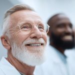 Ältere Männer, die offensichtlich ausgeglichen sind.