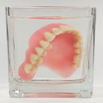 Prothese im Wasserglas