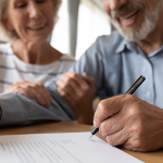 Ehefrau schreibt mit Ehemann Testament
