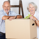 2 ältere Personen beim Umzug.