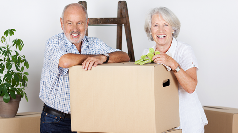 2 ältere Personen beim Umzug.