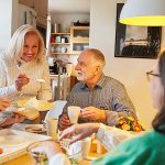 Alters WG am Esstisch