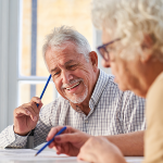 Älterer Mann hält Stift an seine Schläfe