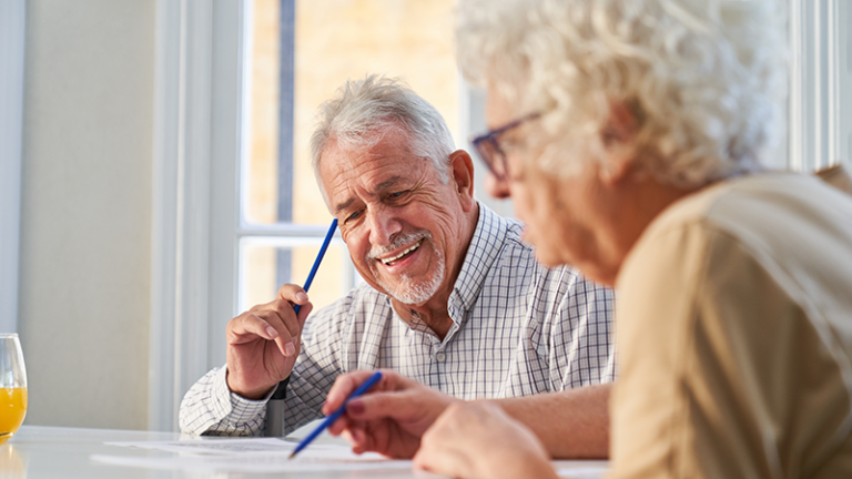Älterer Mann hält Stift an seine Schläfe