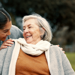 2 Frauen lachen sich gegenseitig an