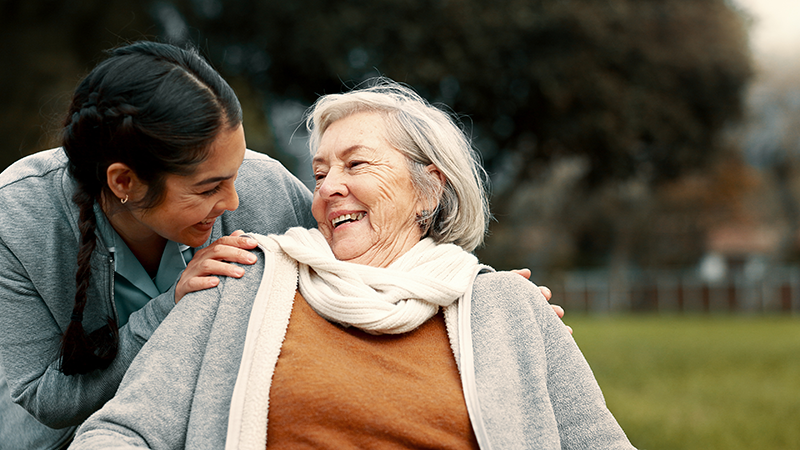 2 Frauen lachen sich gegenseitig an