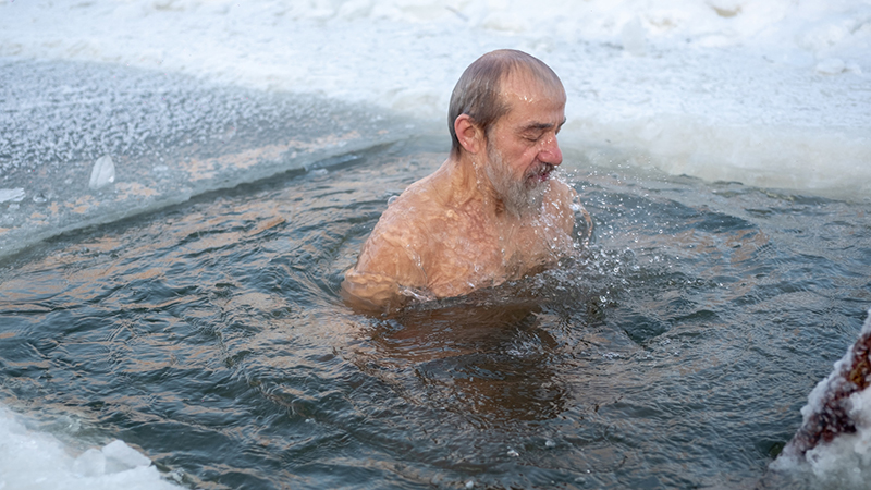 Älterer Mann geht Eisbaden.