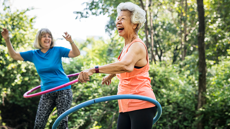 Hula Hoop im Alter – Schwungvoll fit bleiben