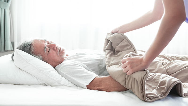 Gewichtsdecken: Sanfte Umarmung für besseren Schlaf – oder überschätzter Trend?