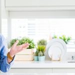 Älterer Herr schaut fragend in die Kamera