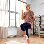 Ältere Frau macht leichtes Training zuhause