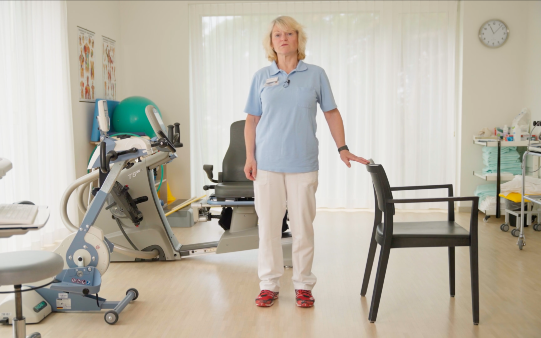 Sicher auf den Beinen – Physiotherapeutin Angela Möck zeigt wie