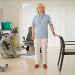 Physiotherapeutin zeigt Gleichgewichtsübung
