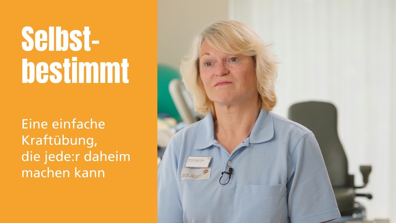 Physiotherapeutin zeigt einfache Kraftübungen für zuhause