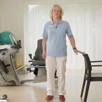 Physiotherapeutin zeigt Gleichgewichtsübung