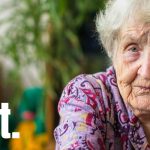 Titelbild Kampagne Selbstbesrtimmt: Ältere Frau sieht nachdenklich Sie direkt an