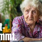 Titelbild Kampagne Selbstbesrtimmt: Ältere Frau sieht nachdenklich Sie direkt an